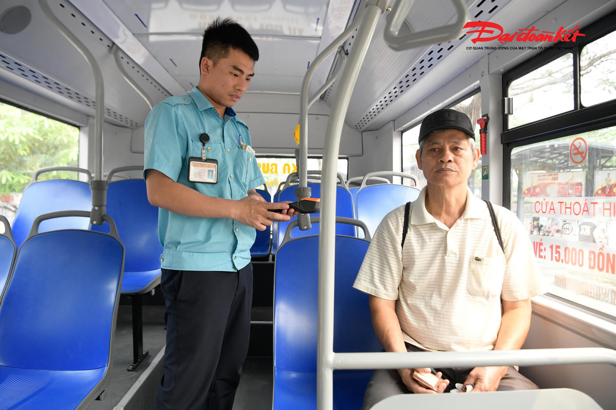 Hà Nội: 56 xe buýt điện cỡ trung bình vận hành ra sao sau hơn 10 ngày hoạt động?