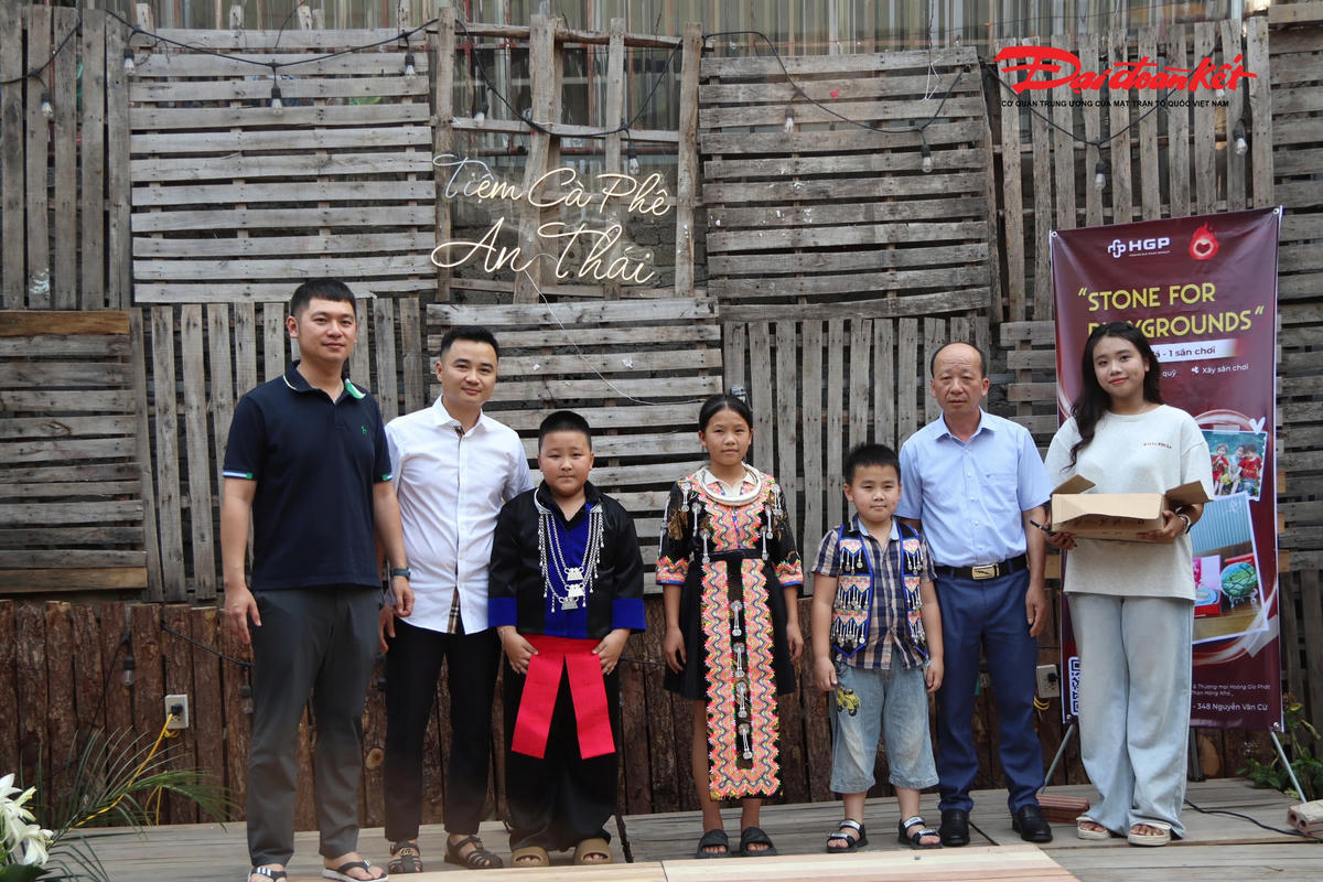 Đại diện học sinh và lãnh đạo Trường Tiểu học Mường Lống trao đá chưa vẽ cho cán bộ CSGT Nghệ An và nhóm Than Hồng Nhỏ tại buổi Workshop “Stone For Playgrounds - Một viên đá - một sân chơi” ngày 5/4 vừa qua. Ảnh: ĐB