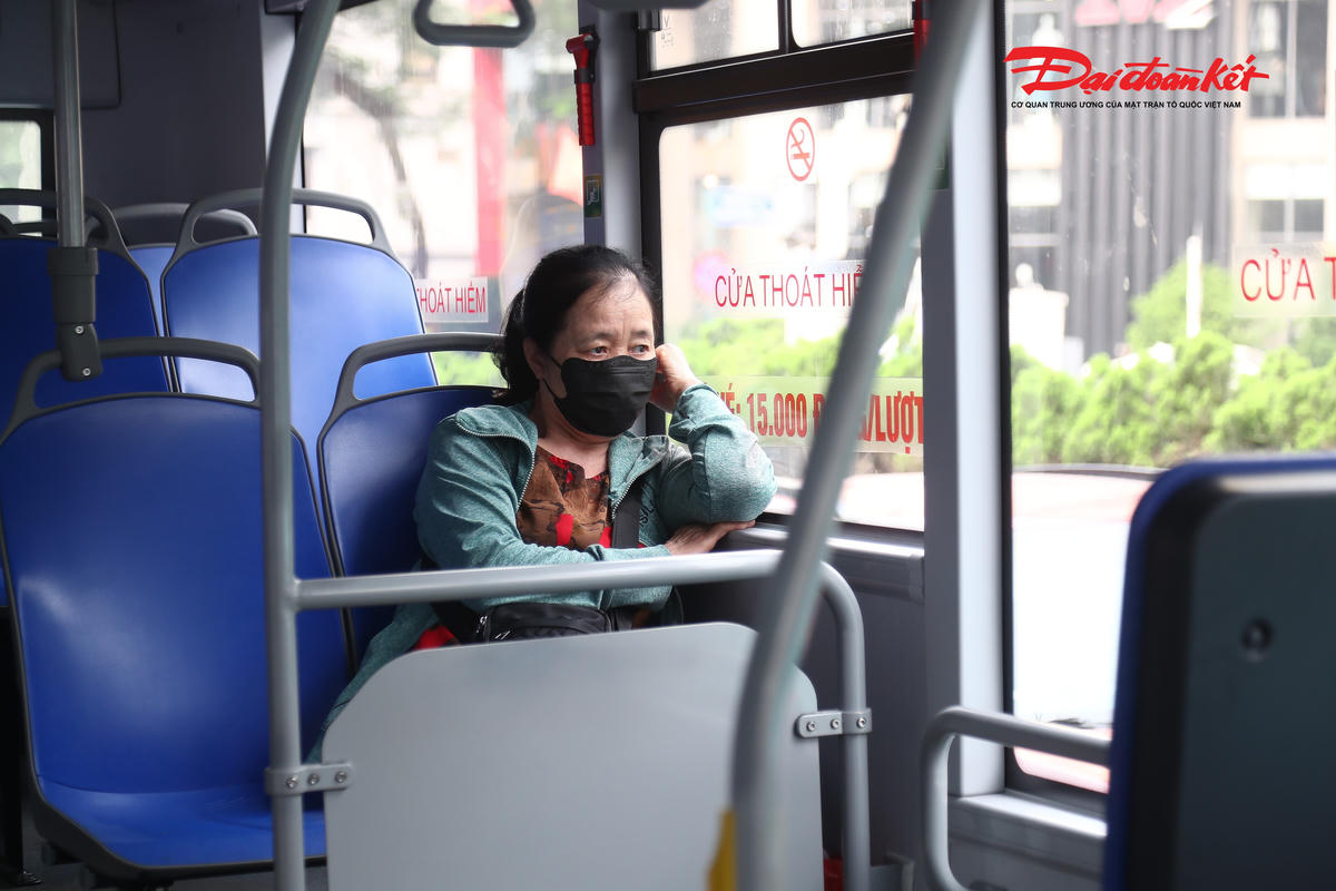 Hà Nội: 56 xe buýt điện cỡ trung bình vận hành ra sao sau hơn 10 ngày hoạt động?