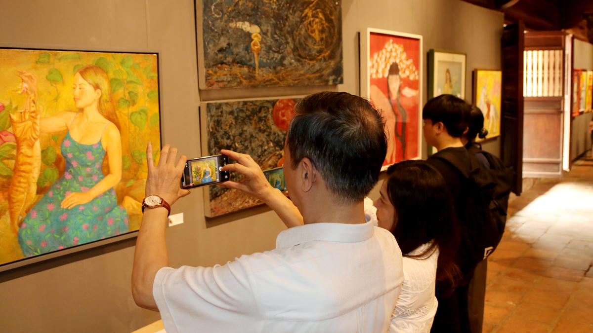 Khách tham quan triển lãm.