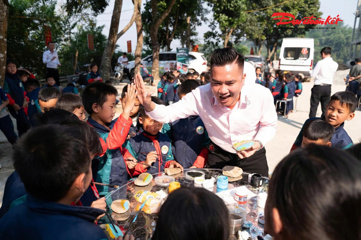 Những viên đá nhỏ viết nên ước mơ tuổi thơ vùng cao