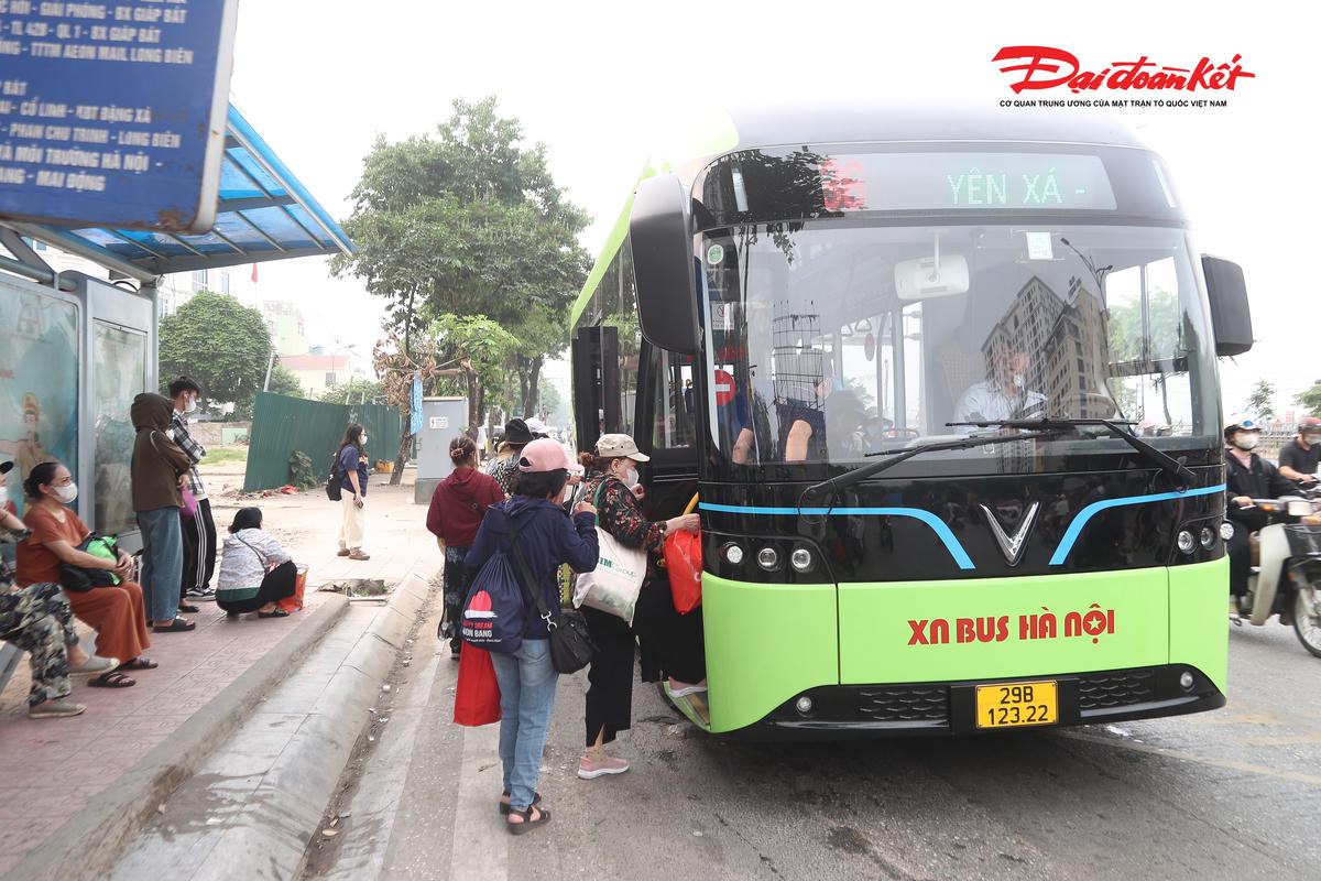 Hà Nội: 56 xe buýt điện cỡ trung bình vận hành ra sao sau hơn 10 ngày hoạt động?