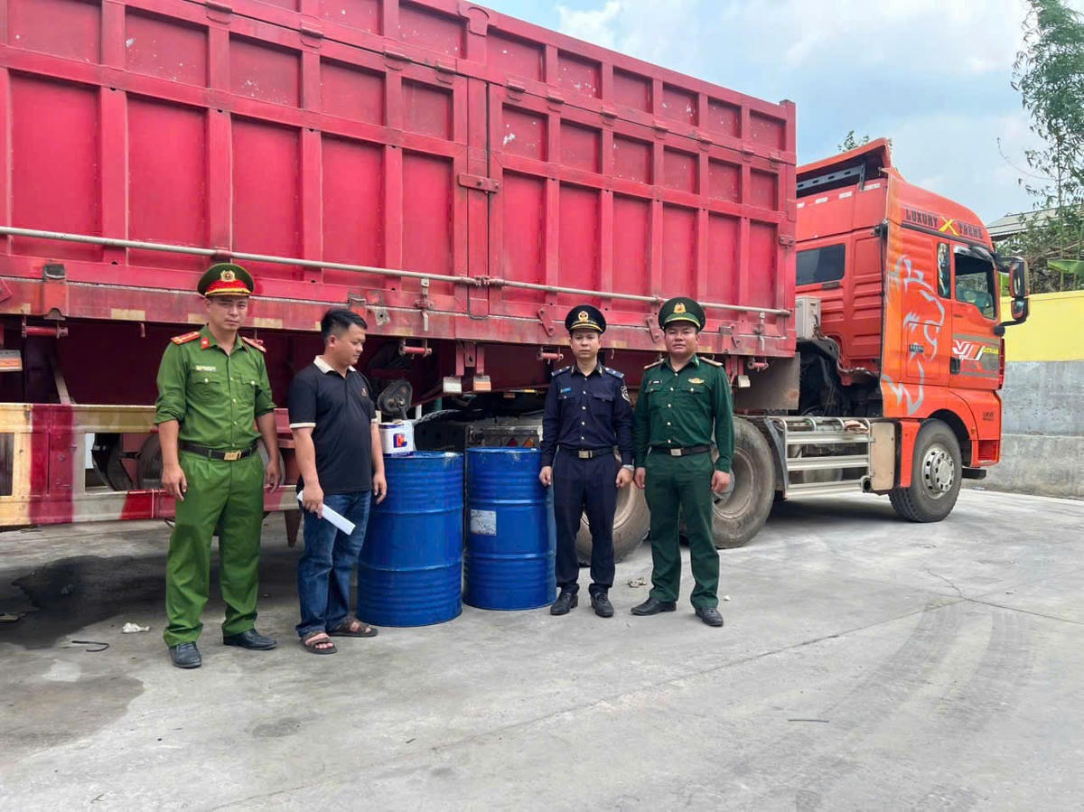Hoàng Tăng Trọng cùng tang vật. Ảnh: CAQT