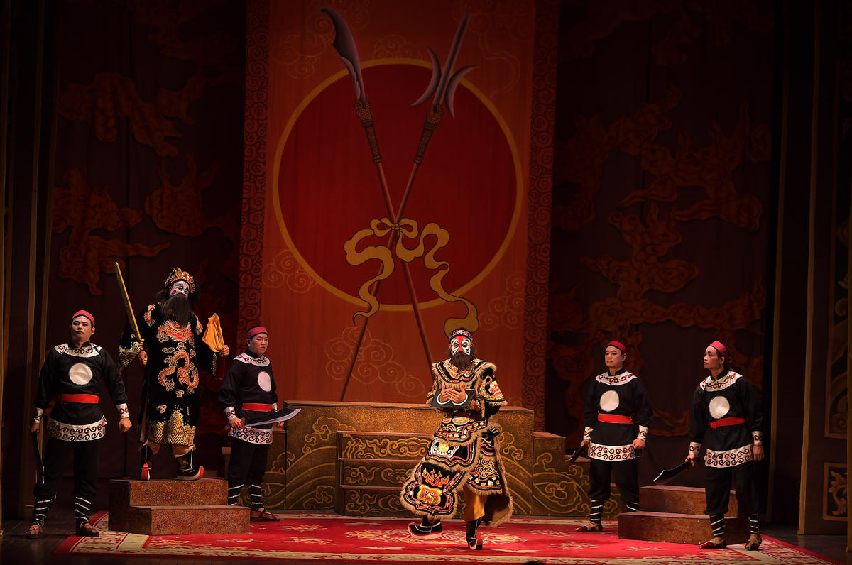 Cảnh Trịnh Ân bị gông cùm.