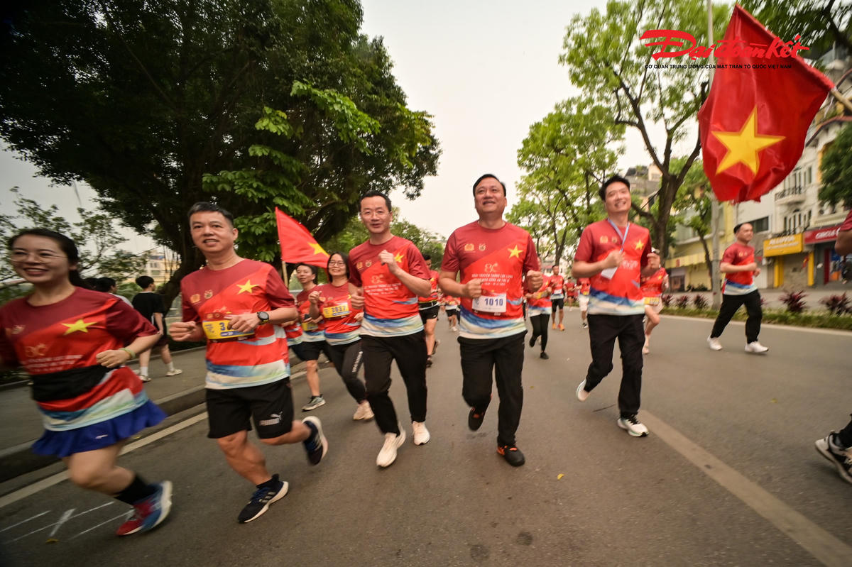 Hồ Gươm rực sắc đỏ trong giải chạy của lực lượng Công an Hà Nội