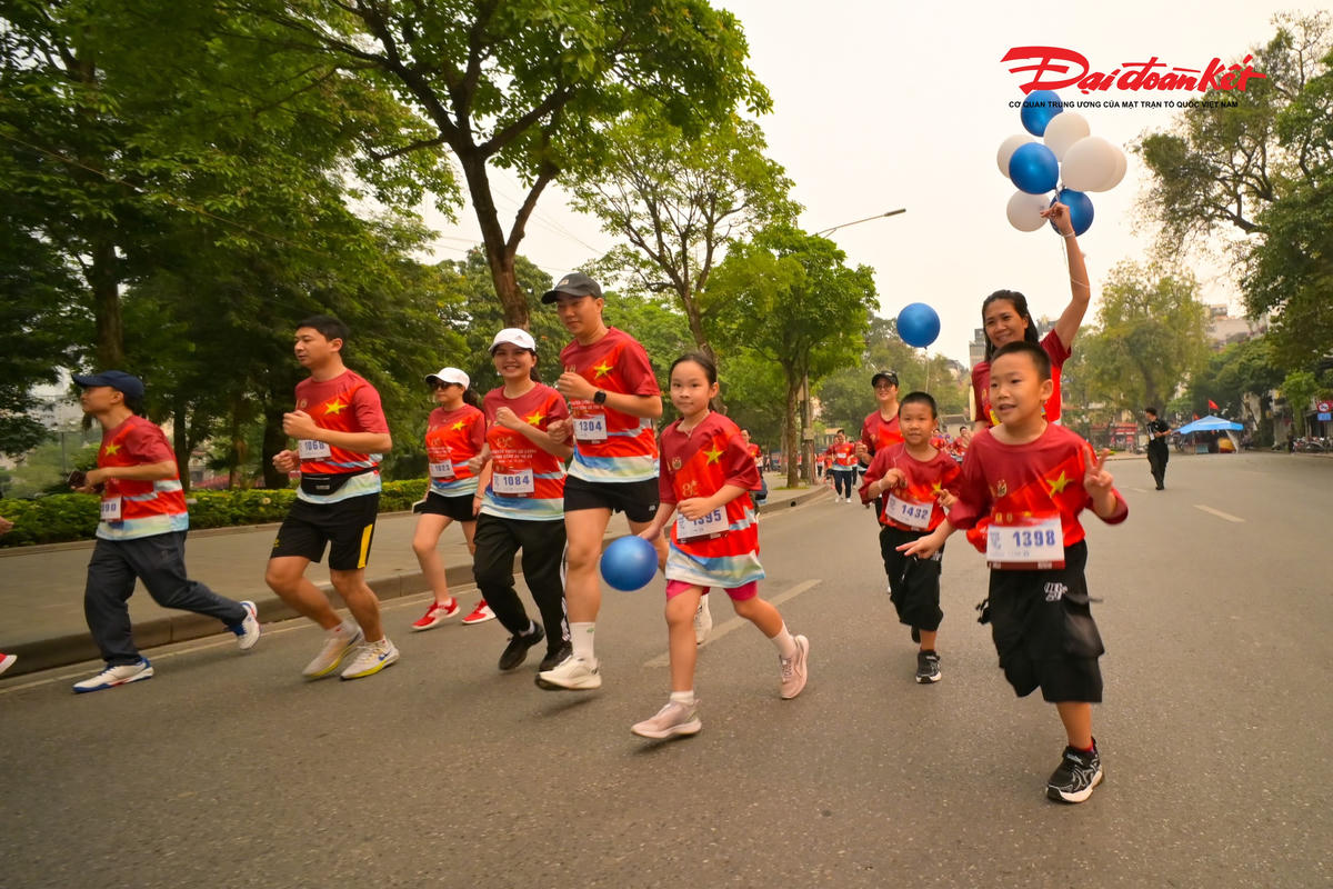 Hồ Gươm rực sắc đỏ trong giải chạy của lực lượng Công an Hà Nội