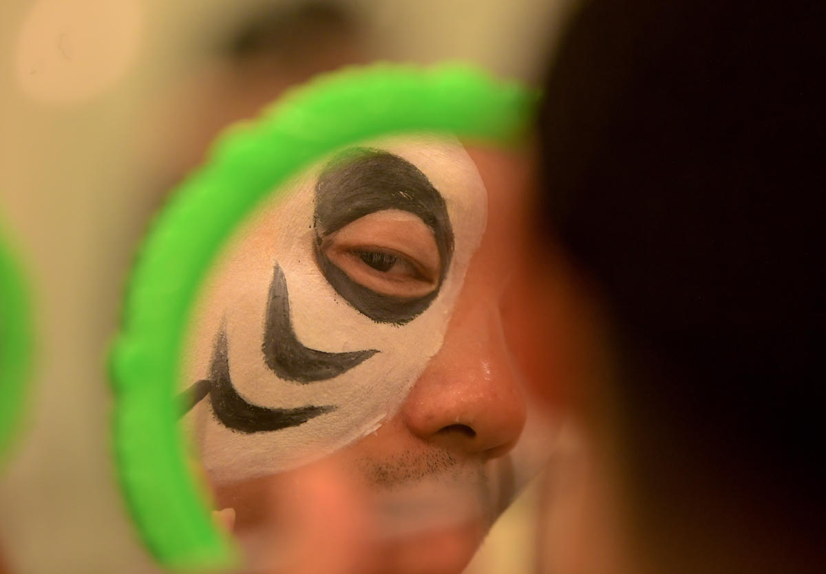 Công đoạn hóa trang đòi hỏi sự chính xác và kinh nghiệm lâu năm của người nghệ sĩ. 