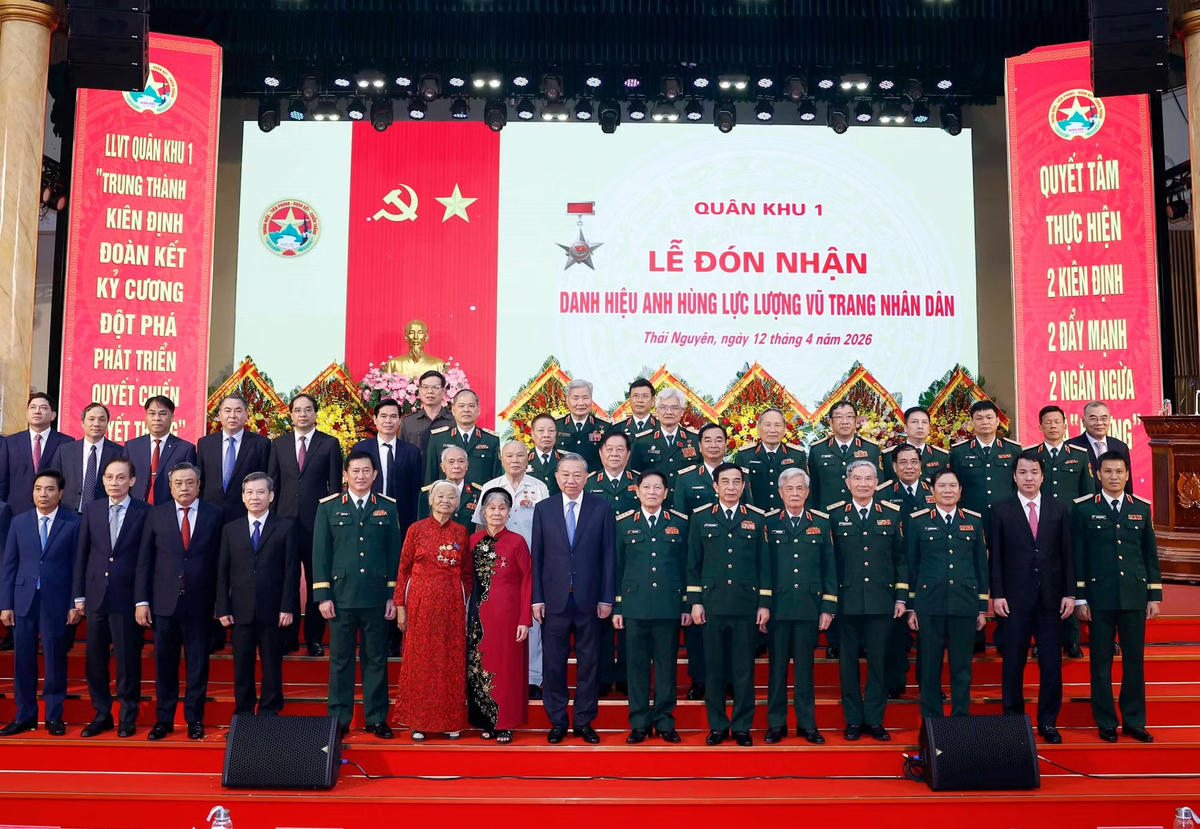 vna-potal-tong-bi-thu-chu-tich-nuoc-du-le-don-nhan-danh-hieu-anh-hung-llvt-nhan-dan-cua-quan-khu-1-8696044.jpg