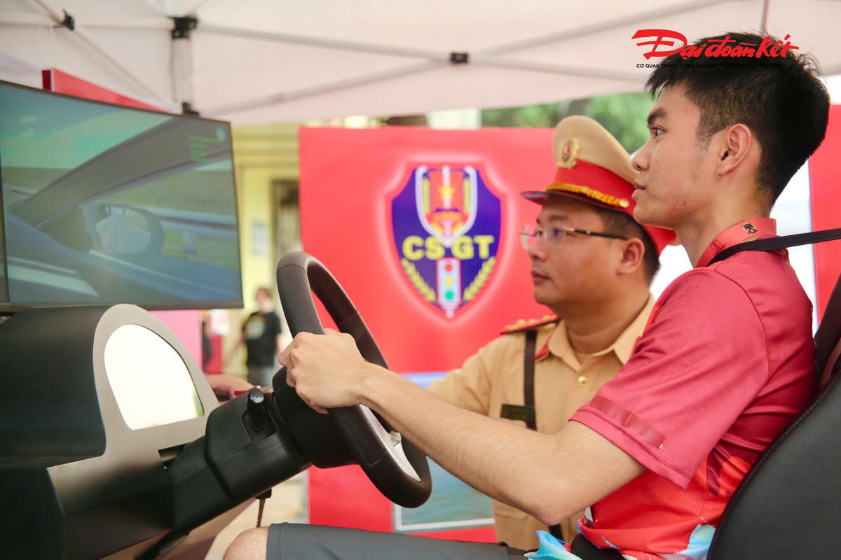 Đáng chú ý, khu vực mô phỏng sát hạch giấy phép lái xe ô tô được bố trí ngay tại không gian trưng bày đã mang đến trải nghiệm thực tế, sinh động. Nhiều người dân, đặc biệt là giới trẻ, tỏ ra thích thú khi được thử sức với các tình huống lái xe giả lập, qua đó nâng cao nhận thức và kỹ năng xử lý khi tham gia giao thông.