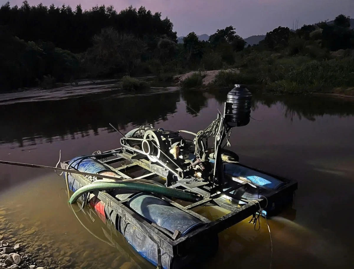 Phương tiện của các đối tượng dùng để hút cát trái phép. 