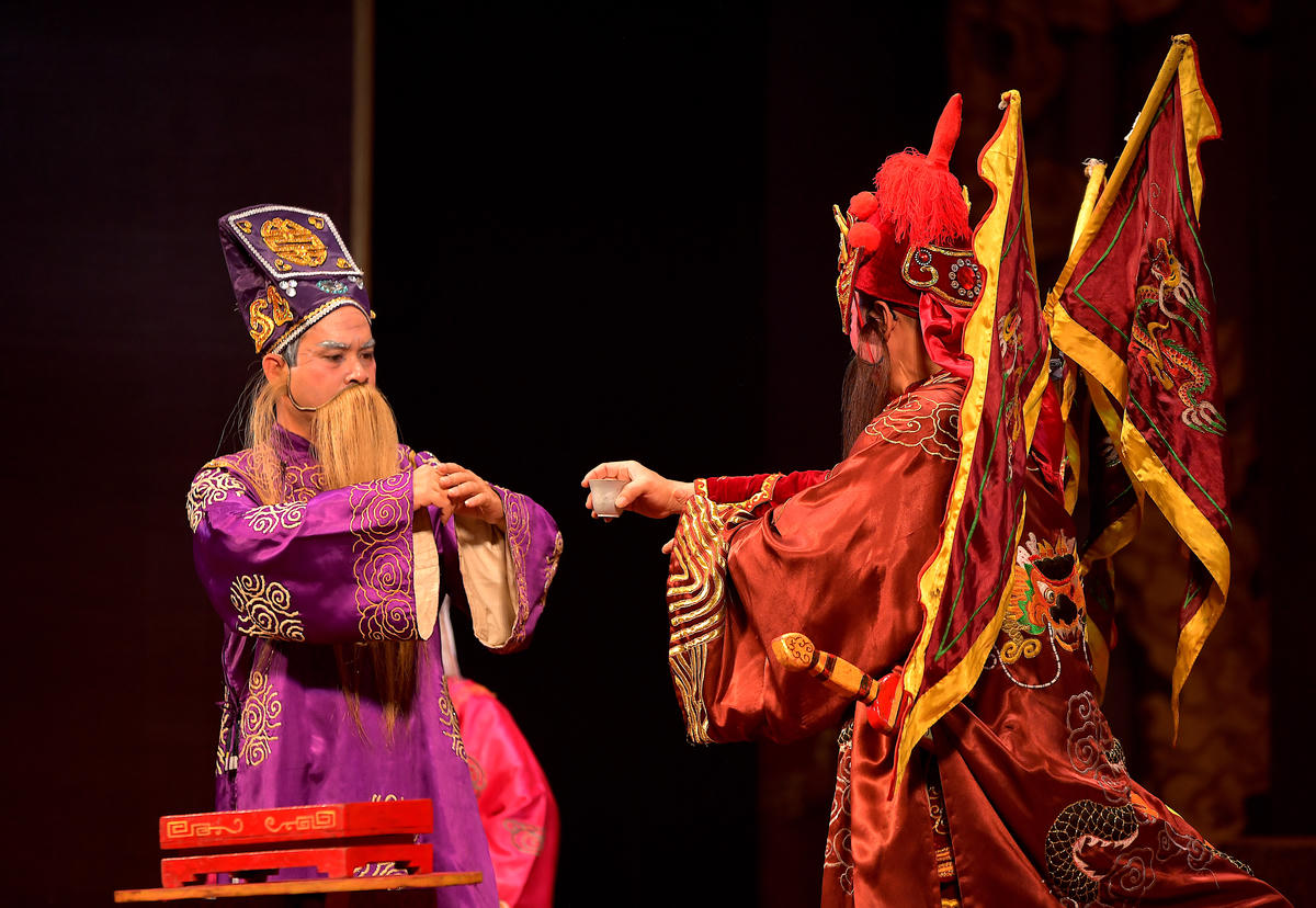 Cảnh Cao Hoài Đức nâng ly rượu trước khi cùng Trịnh Ân và Đào Tam Xuân đi dẹp giặc.