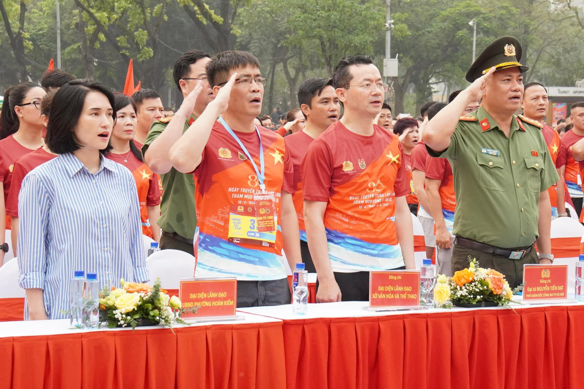 Các đại biểu tham dự cùng vận động viên và người dân hát Quốc ca.