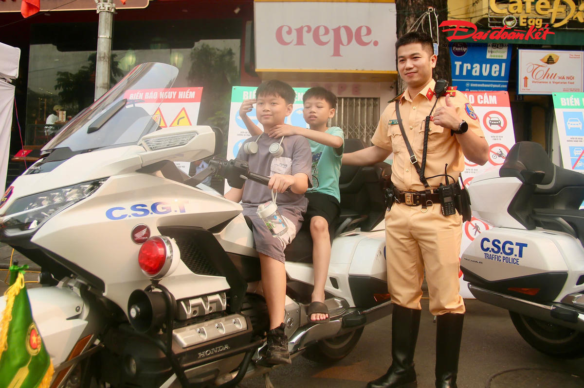 Người dân trải nghiệm gian trưng bày của CSGT tại phố đi bộ hồ Hoàn Kiếm