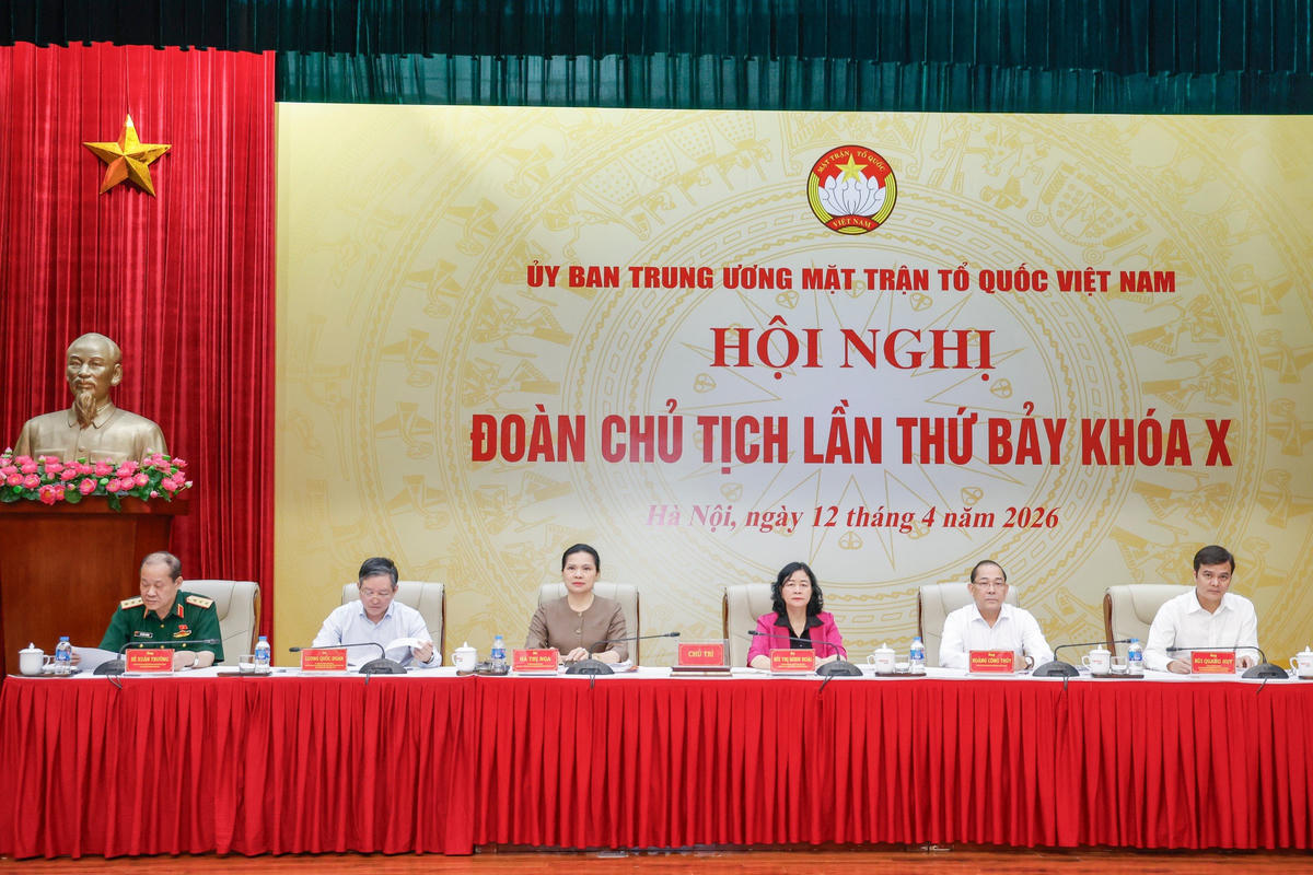 Các vị chủ trì Hội nghị. Ảnh: Quang Vinh.