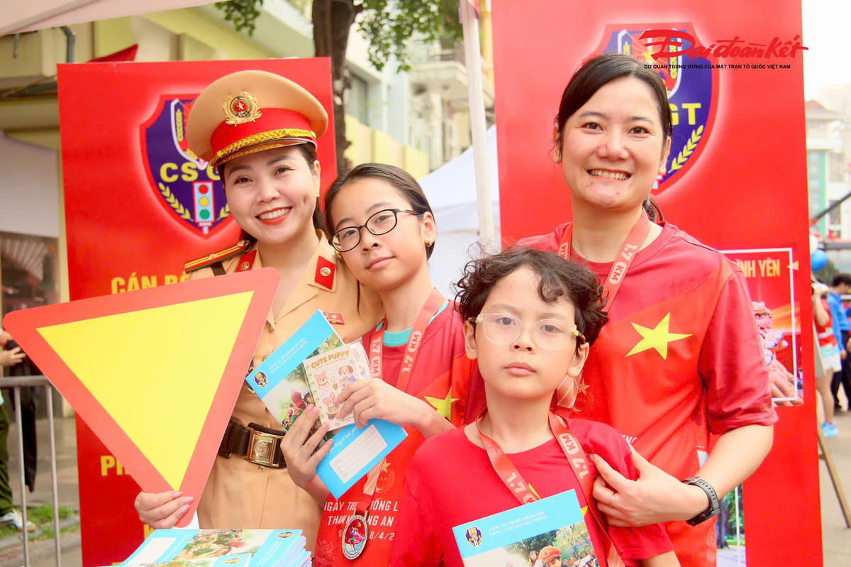 Người dân thích thú lưu lại khoảnh khắc tại khu trưng bày của lực lượng CSGT.