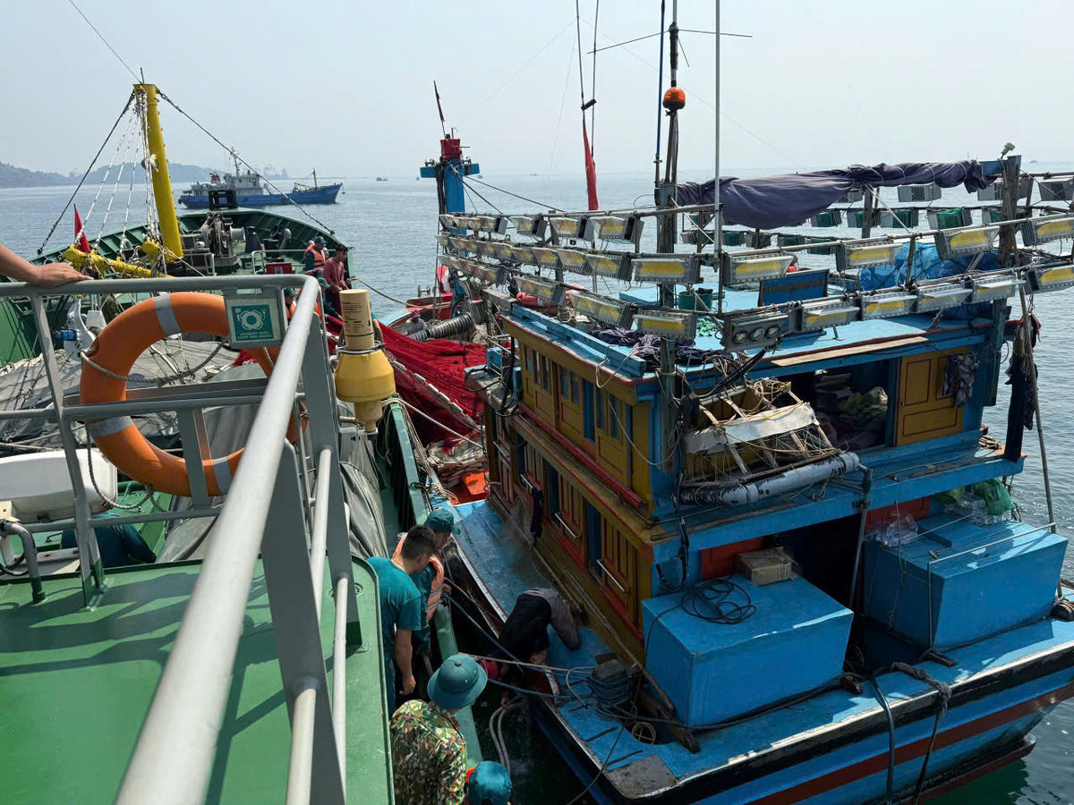 Lực lượng chức năng ứng cứu tàu cá tàu cá QNg 48988 TS gặp nạn trên biển. Ảnh: CV.