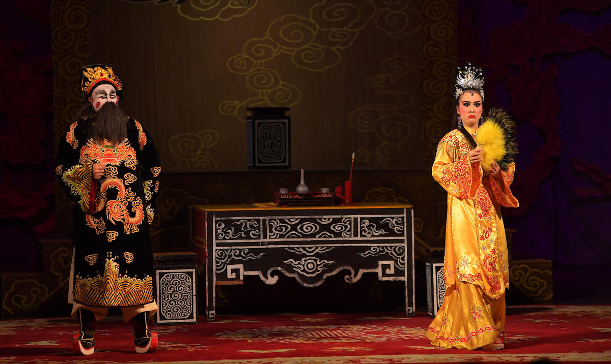 Sau khi bị đánh, Hàn Phụng đã chạy về cung, cùng con gái là Hàn Tố Mai lập mưu rửa hận.