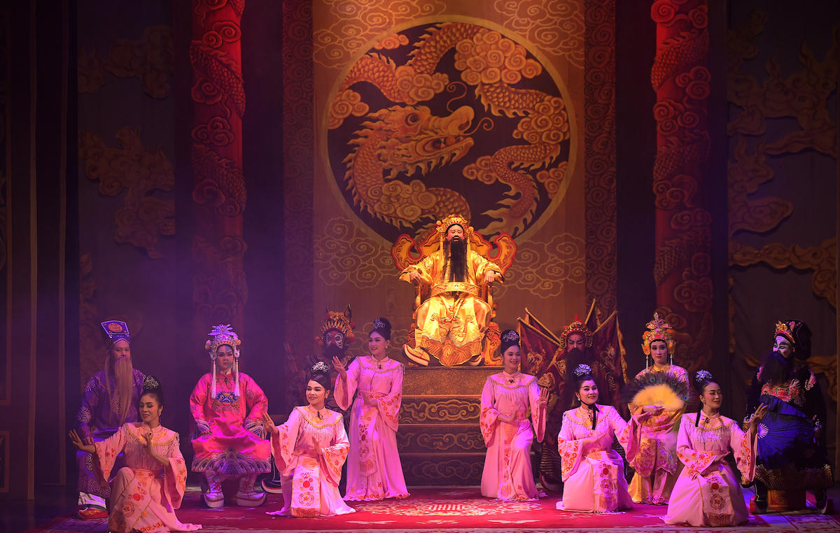 Vở tuồng nói về Triệu Khuông Dẫn, Cao Hoài Đức, Trịnh Ân là ba anh em kết nghĩa đã lập nên cơ nghiệp nhà Tống. Triệu Khuông Dẫn lên làm vua. Trong buổi đại yến, có tin giặc đến, tuân lệnh vua, Cao Hoài Đức, Trịnh Ân và vợ là Đào Tam Xuân ra trận đánh giặc.