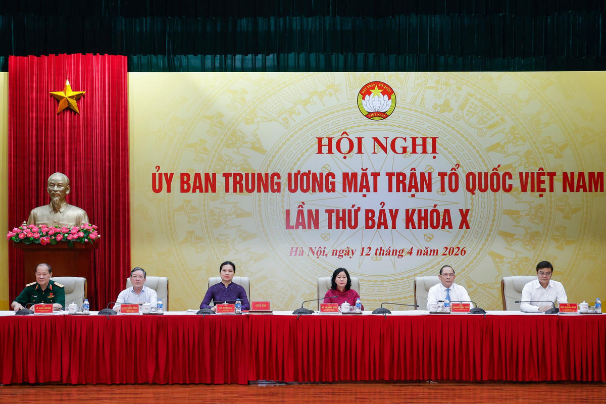 Các vị chủ trì Hội nghị. Ảnh: Quang Vinh