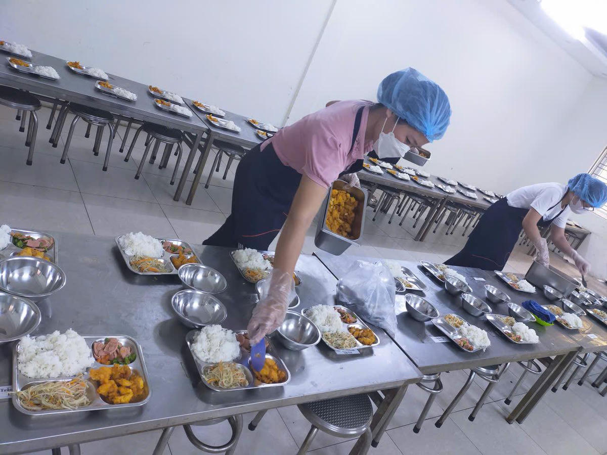 Đoàn kiểm tra tiến hành kiểm tra đột xuất công tác tổ chức ăn bán trú tại Trường Tiểu học Thọ An (xã Liên Minh, Hà Nội). Ảnh: NTCC.