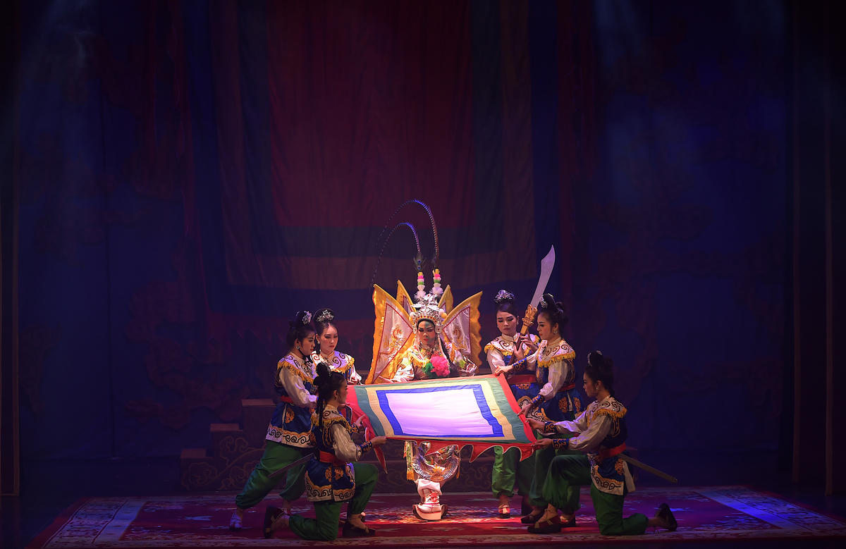 Cảnh nữ tướng Đào Tam Xuân đề cờ, dẫn quân tiến về triều đình hỏi tội gian thần, thể hiện tinh thần khí phách mạnh mẽ. 