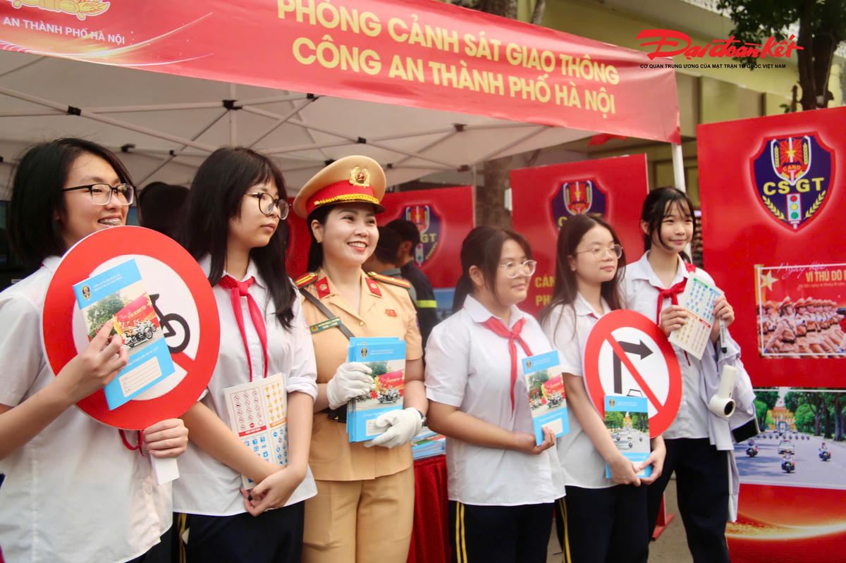 Không chỉ dừng lại ở việc tham quan, người dân còn được trực tiếp trải nghiệm, tương tác với các thiết bị, phương tiện. Cán bộ CSGT tận tình hướng dẫn cách nhận biết hệ thống biển báo giao thông, phổ biến kiến thức pháp luật, đồng thời chia sẻ những kỹ năng cơ bản giúp tham gia giao thông an toàn.