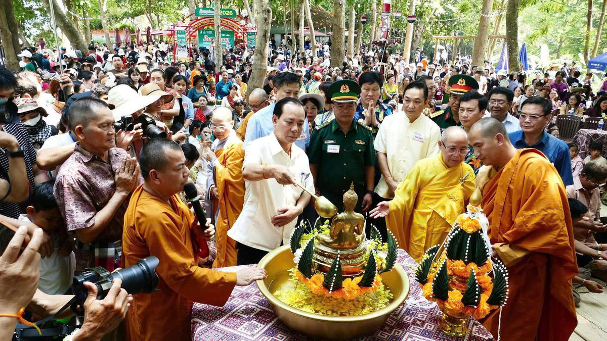 Nghi lễ tắm Phật và rước tượng Phật không chỉ là hình thức tín ngưỡng, mà còn là khát vọng về một cuộc sống bình yên, mưa thuận gió hòa.