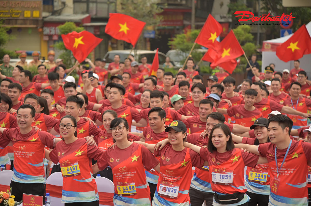 Hồ Gươm rực sắc đỏ trong giải chạy của lực lượng Công an Hà Nội