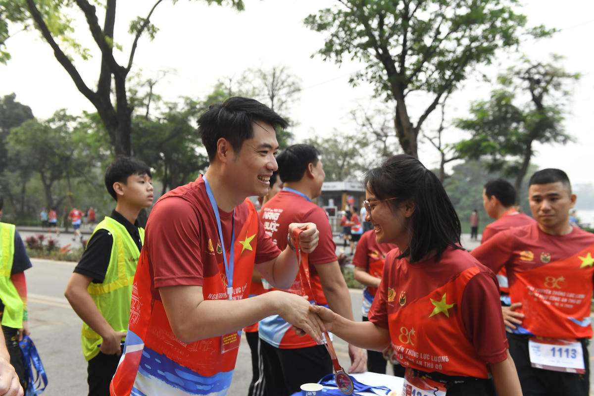 Gần 1.000 người tham gia Giải chạy “Nâng bước trí tuệ” do Công an Hà Nội tổ chức