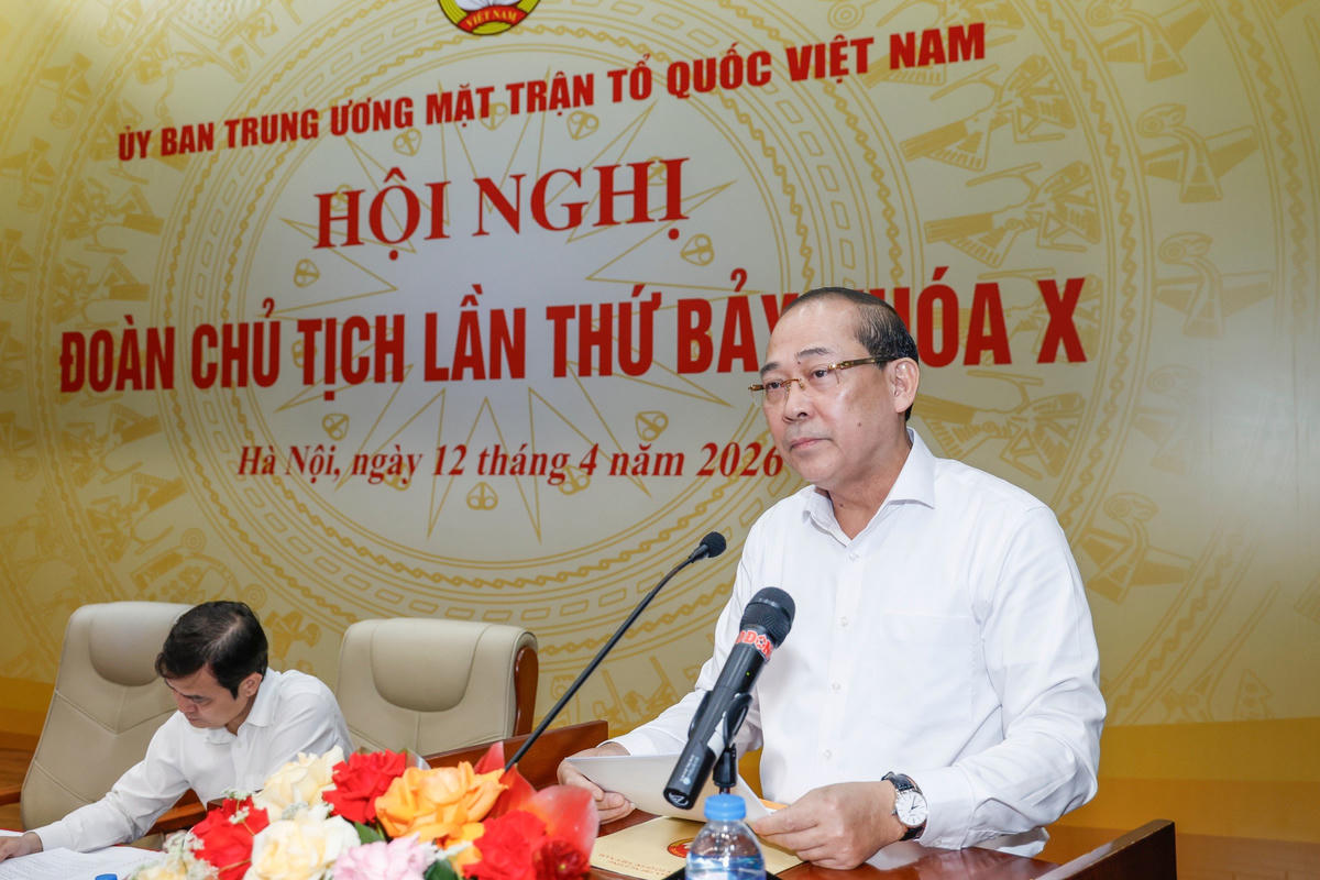 Phó Chủ tịch Hoàng Công Thủy trình bày các tờ trình báo cáo, xin ý kiến Đoàn Chủ tịch UBTƯ MTTQ Việt Nam. Ảnh: Quang Vinh.