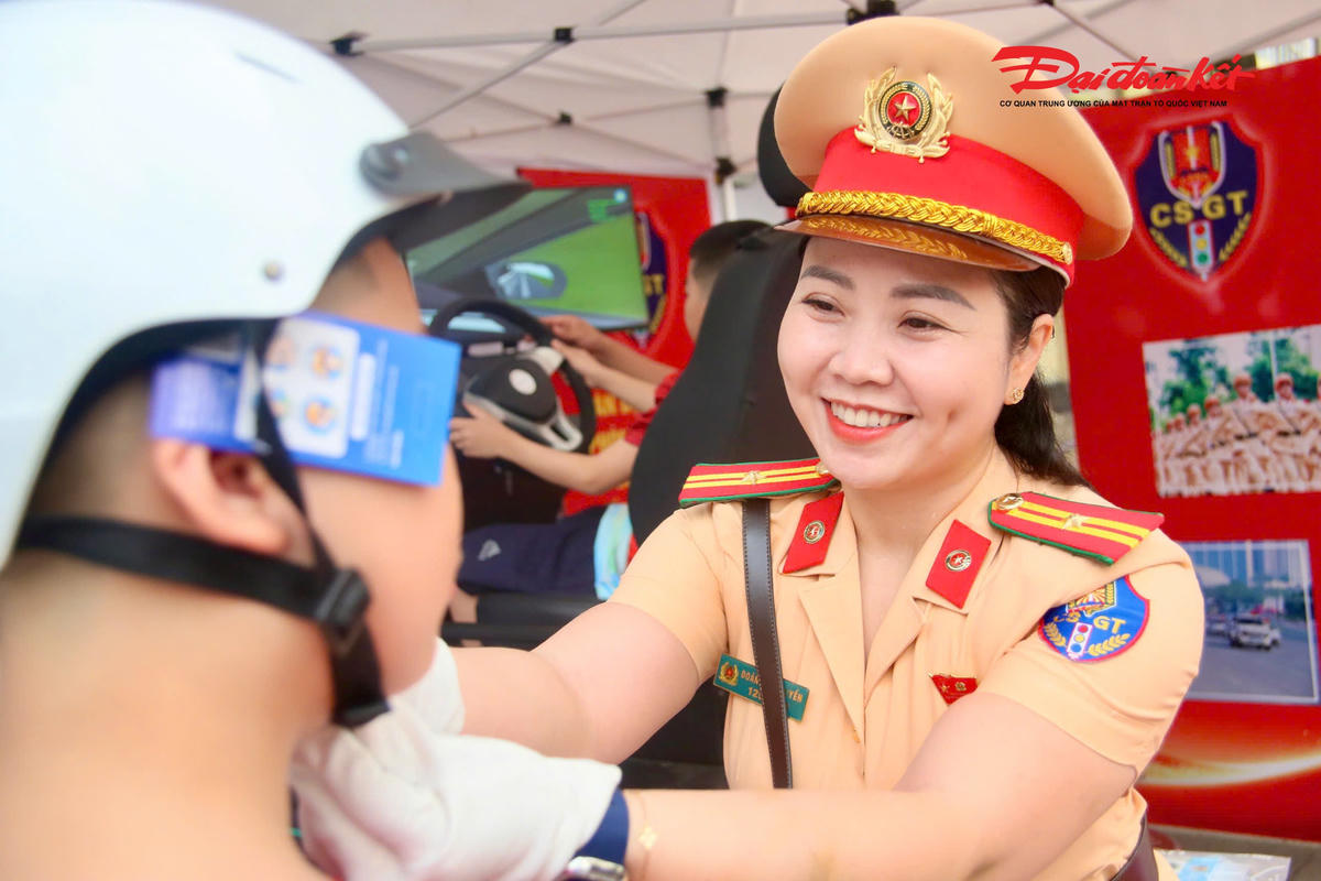 Đồng thời, sự kiện cũng góp phần tăng cường sự gắn kết giữa lực lượng CSGT và Nhân dân, xây dựng hình ảnh người chiến sĩ Công an Thủ đô thân thiện, gần gũi, “vì nhân dân phục vụ”, qua đó nâng cao ý thức chấp hành pháp luật giao thông trong cộng đồng.