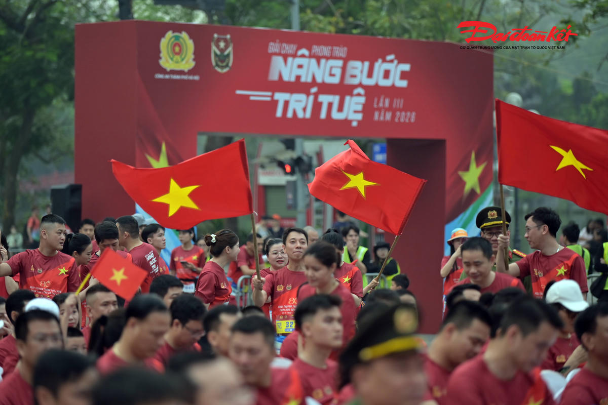 Sáng 12/4, giải chạy “Nâng bước trí tuệ lần thứ III - năm 2026” do Phòng Tham mưu Công an TP Hà Nội tổ chức. Không chỉ là hoạt động rèn luyện thể chất, sự kiện còn lan tỏa thông điệp về nâng cao tư duy, xây dựng lực lượng vững mạnh, góp phần củng cố thế trận an ninh nhân dân.