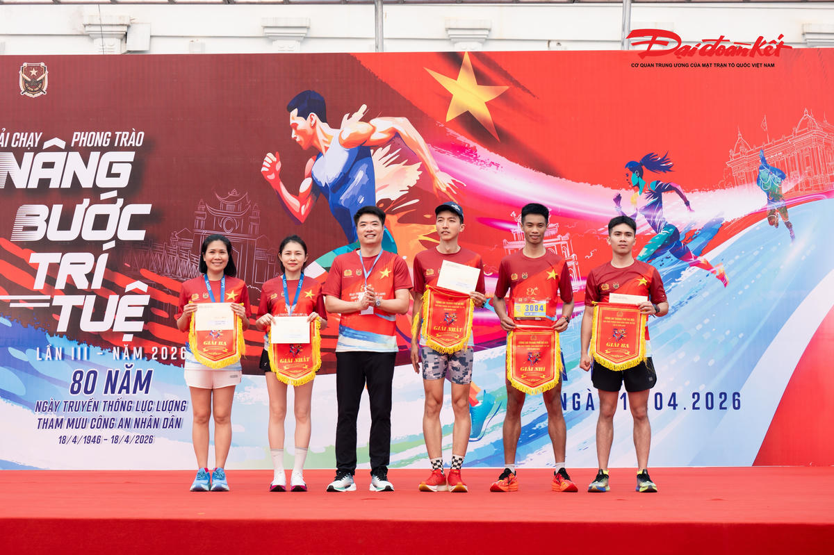 Hồ Gươm rực sắc đỏ trong giải chạy của lực lượng Công an Hà Nội