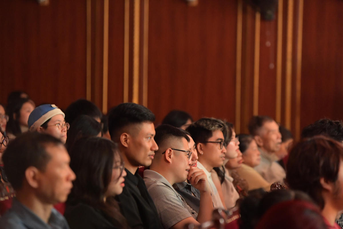 Khán giả chăm chú dõi theo những động tác uyển chuyển, mạnh mẽ của từng nhân vật.