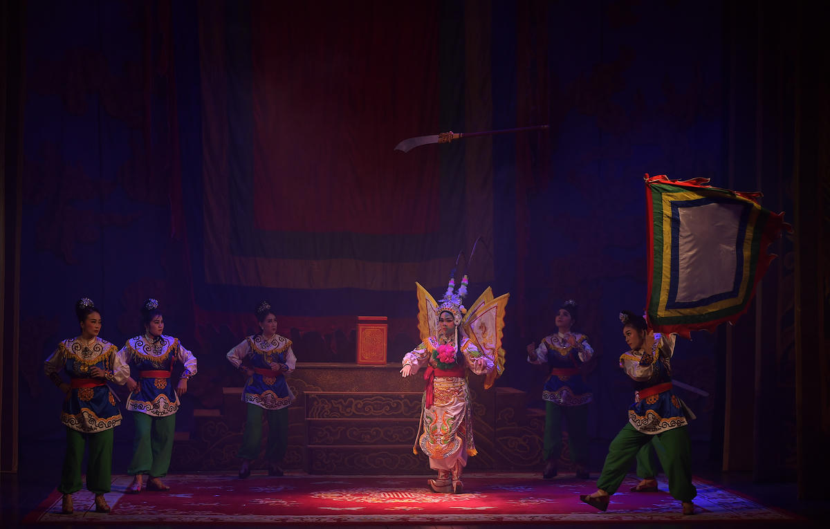 Nơi quan ải, nữ tướng Đào Tam Xuân một lúc nhận tin cả chồng con đều bị hôn quân hãm hại, lập tức lấy máu đề cờ kéo quân về kinh đô hỏi tội vua.