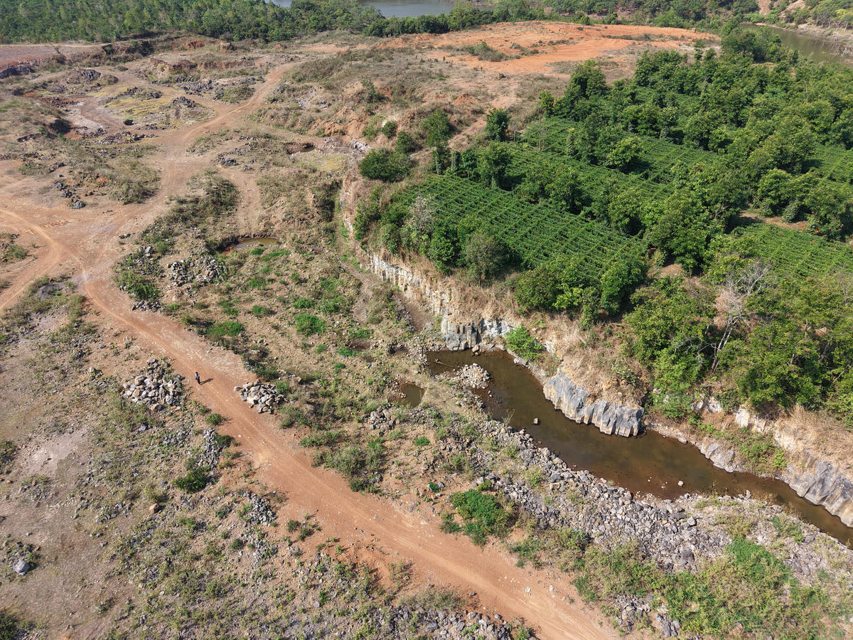 Sau khi hết hạn khai thác, Công ty Quang Đức chậm trễ trong việc hoàn thổ khiến người dân bức xúc. 