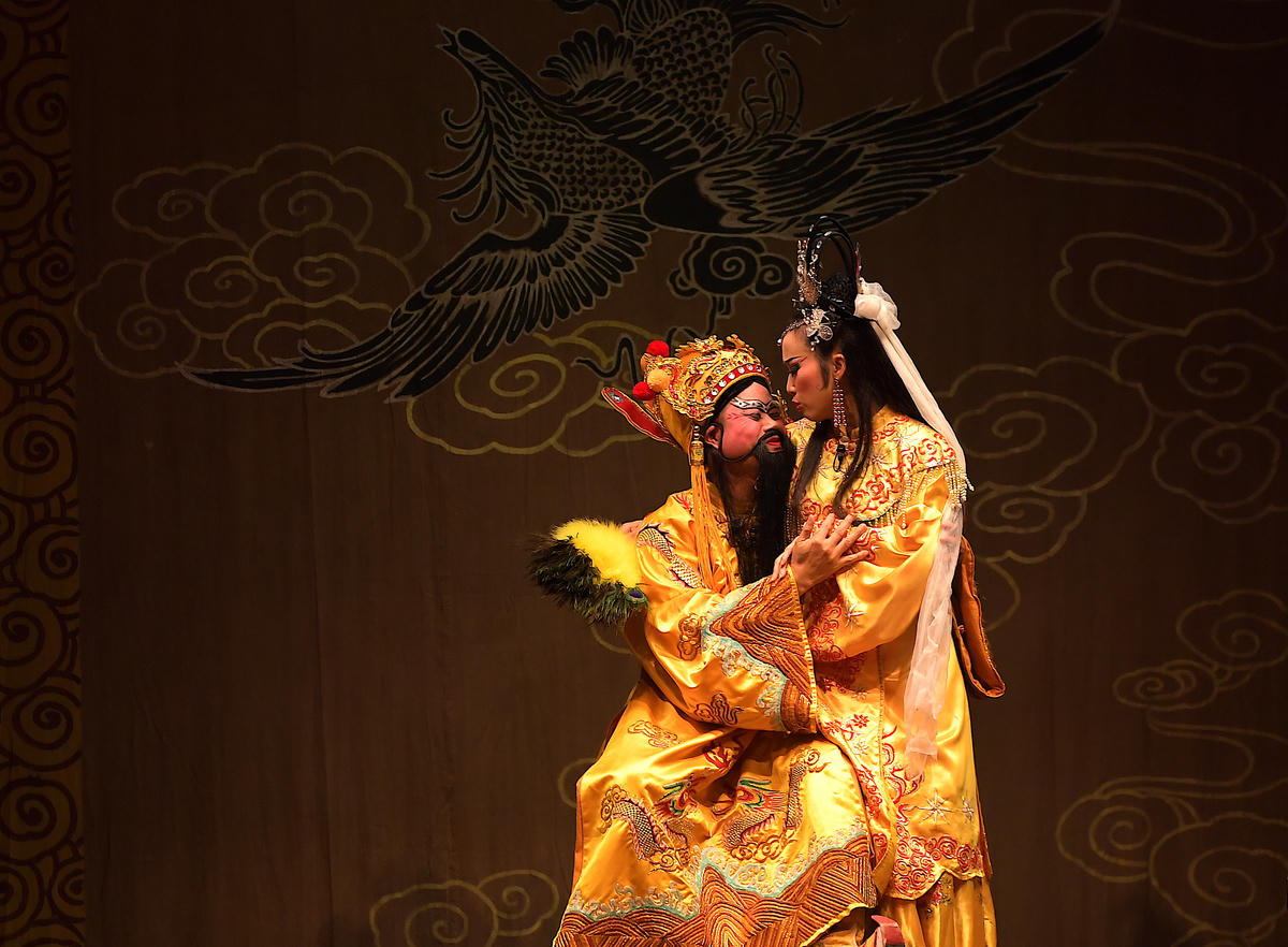 Triệu Khuông Dẫn lên làm vua, chìm trong tửu sắc, chìm trong u mê.