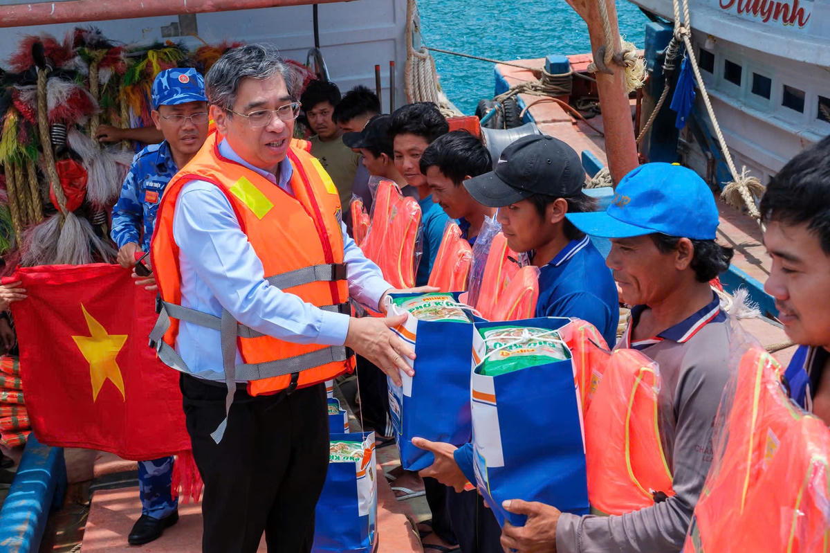 Đoàn công tác TP Hồ Chí Minh thăm, động viên lực lượng làm nhiệm vụ nơi tuyến đầu Tổ quốc