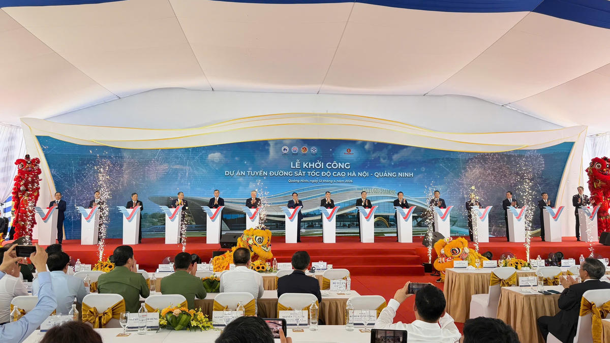 Thủ tướng Chính phủ Lê Minh Hưng cùng các đại biểu bấm nút khởi công Dự án tuyến đường sắt tốc độ cao Hà Nội - Quảng Ninh.
