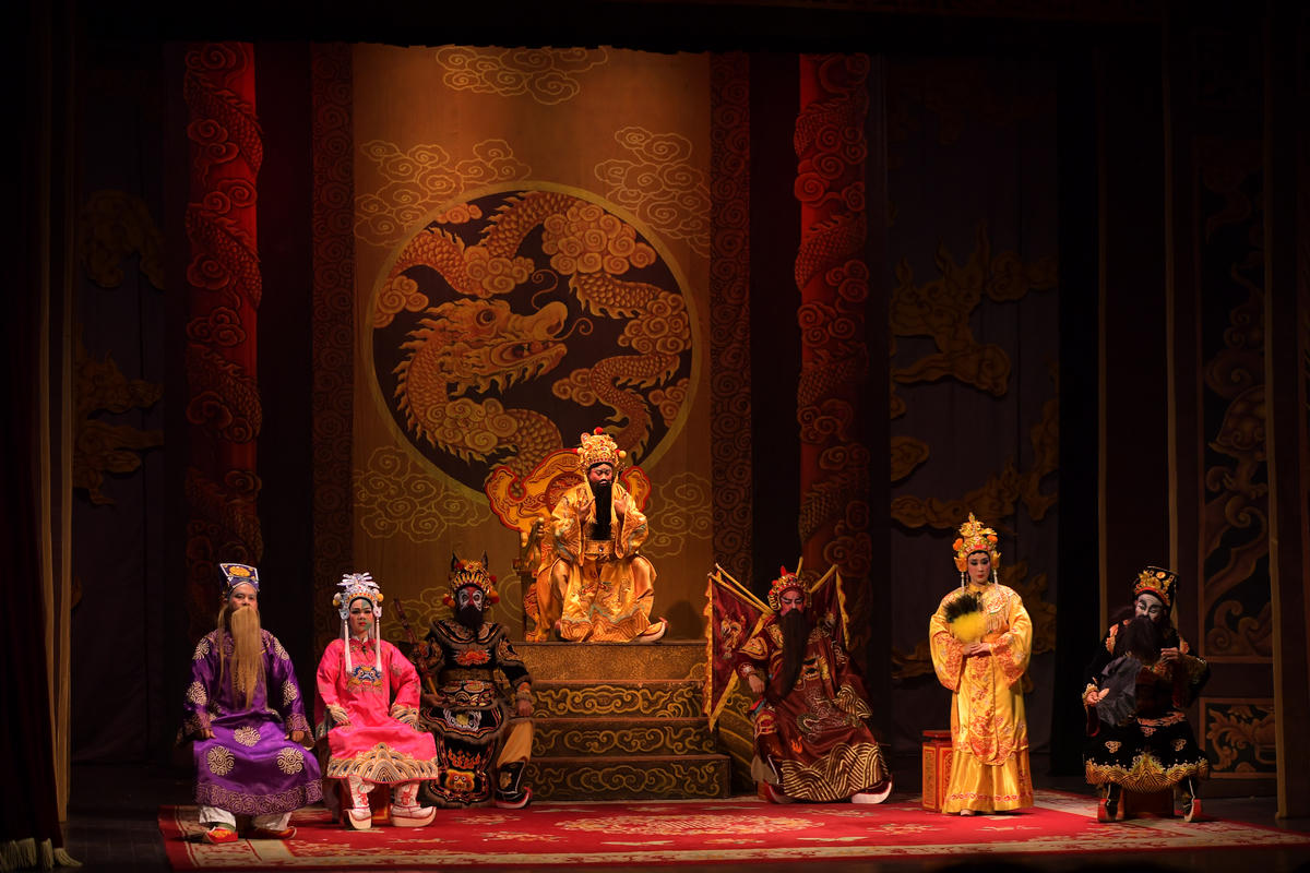 Vở diễn do Nhà hát Sân khấu Truyền thống Quốc gia Việt Nam dàn dựng, và công diễn vào tối ngày 11/4. 