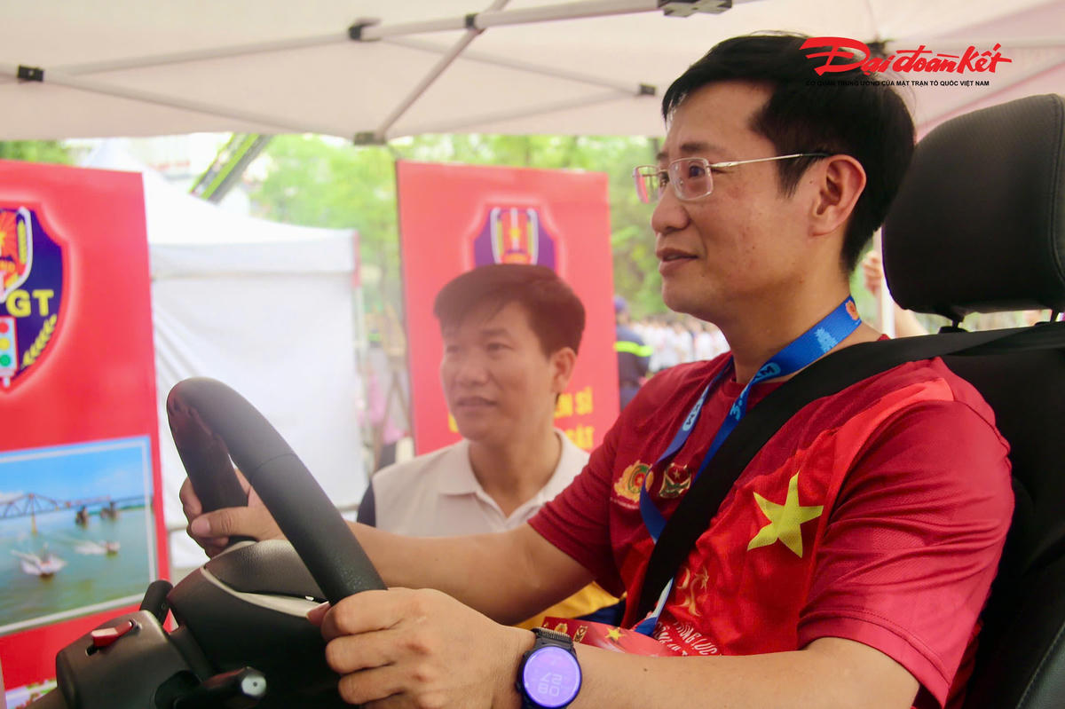 Hoạt động trưng bày, trải nghiệm không chỉ góp phần tuyên truyền, giáo dục pháp luật về an toàn giao thông mà còn mang ý nghĩa sâu sắc trong việc lan tỏa truyền thống vẻ vang của lực lượng Tham mưu Công an nhân dân suốt 80 năm xây dựng, chiến đấu và trưởng thành. Qua đó, khơi dậy niềm tự hào, tinh thần trách nhiệm trong mỗi cán bộ, chiến sĩ, tiếp tục nỗ lực rèn luyện, hoàn thành tốt nhiệm vụ.