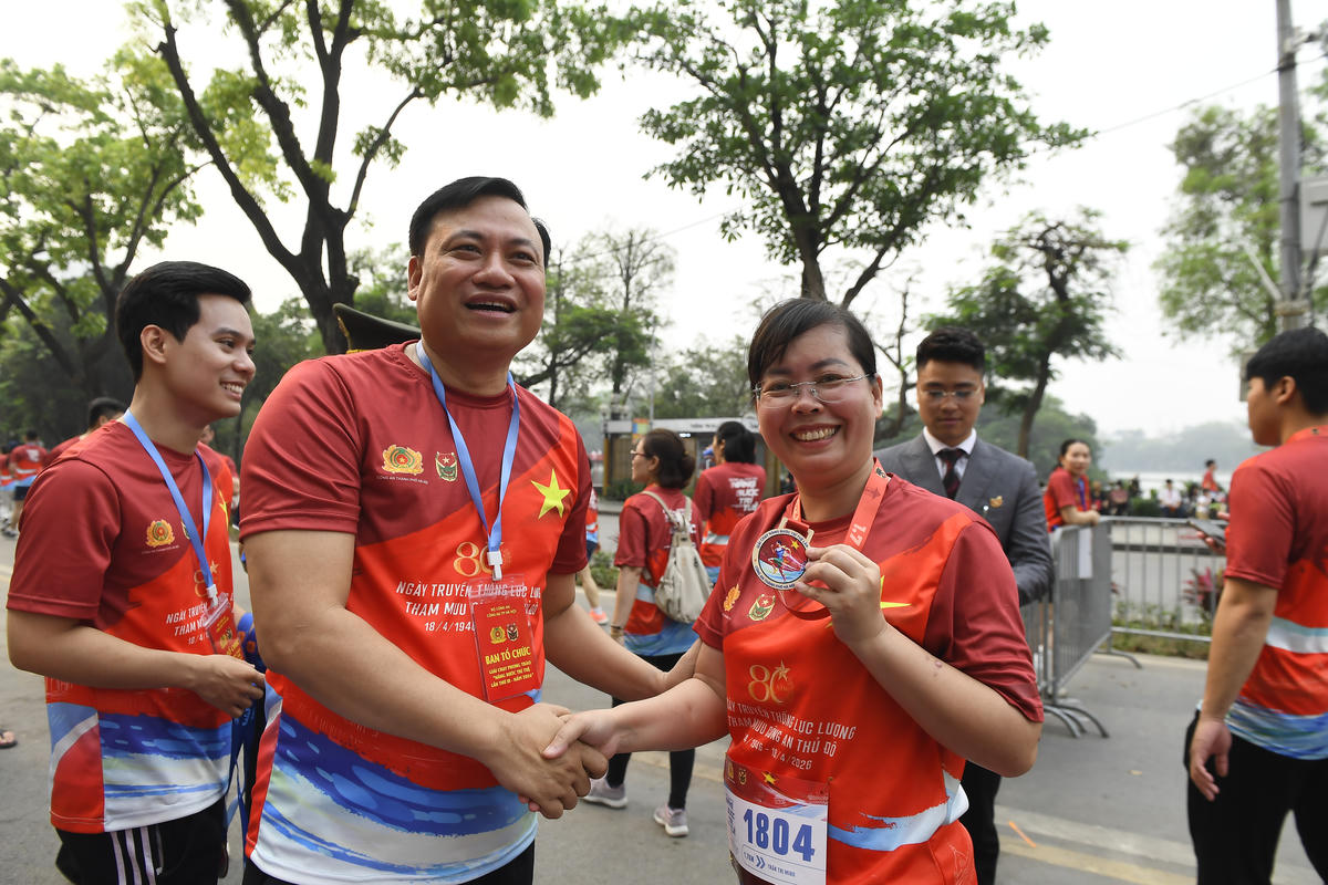 Gần 1.000 người tham gia Giải chạy “Nâng bước trí tuệ” do Công an Hà Nội tổ chức