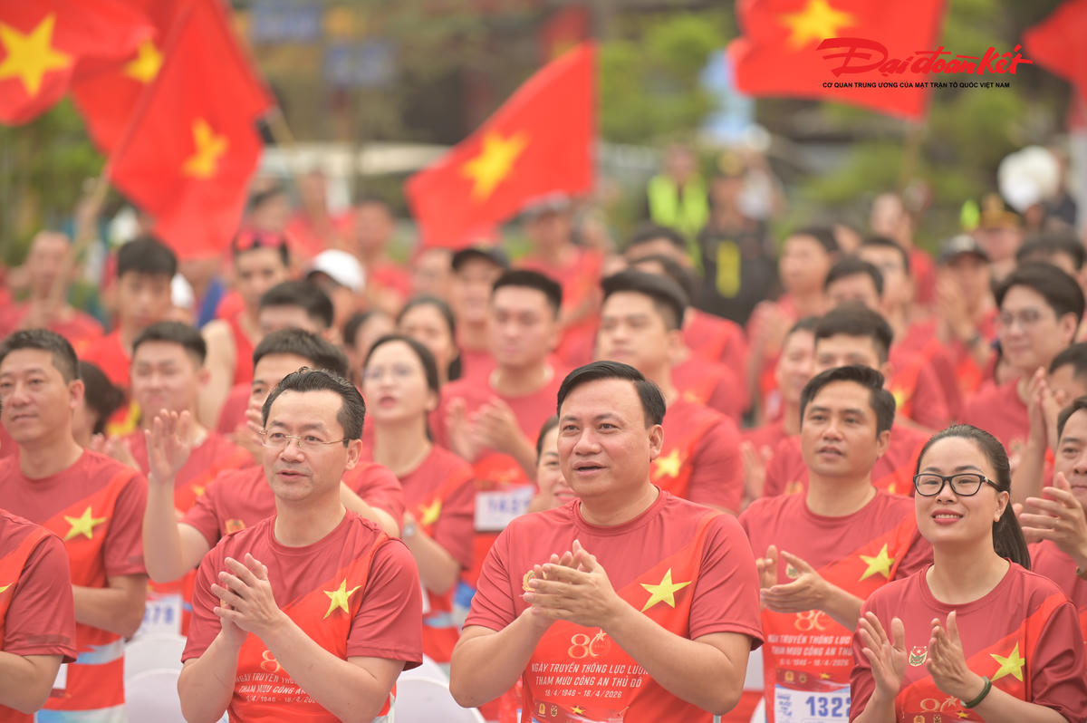 Hồ Gươm rực sắc đỏ trong giải chạy của lực lượng Công an Hà Nội