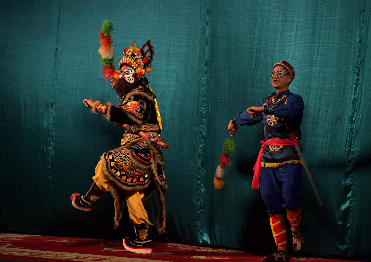 Dẹp giặc xong, Trịnh Ân giao thành trì cho vợ rồi cùng con là Trịnh Ấn về kinh đô báo tin chiến thắng.