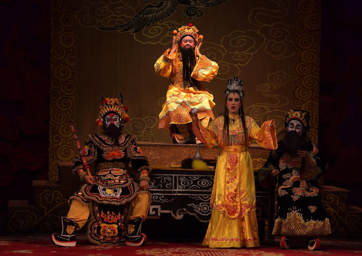 Với bản tính cương trực, ngay thẳng, Trịnh Ân đã bị hai cha con Hàn Phụng và Tố Mai bày mưu để giết hại.