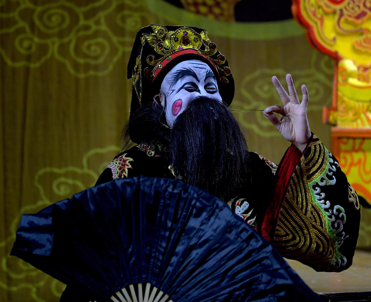 Hóa trang tuồng là sự kết hợp giữa kỹ thuật, mỹ thuật và cảm thụ nghệ thuật. 