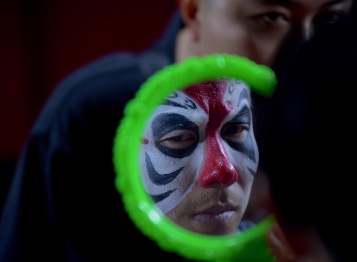 Từng lớp màu tạo nên diện mạo đặc trưng của sân khấu tuồng. 