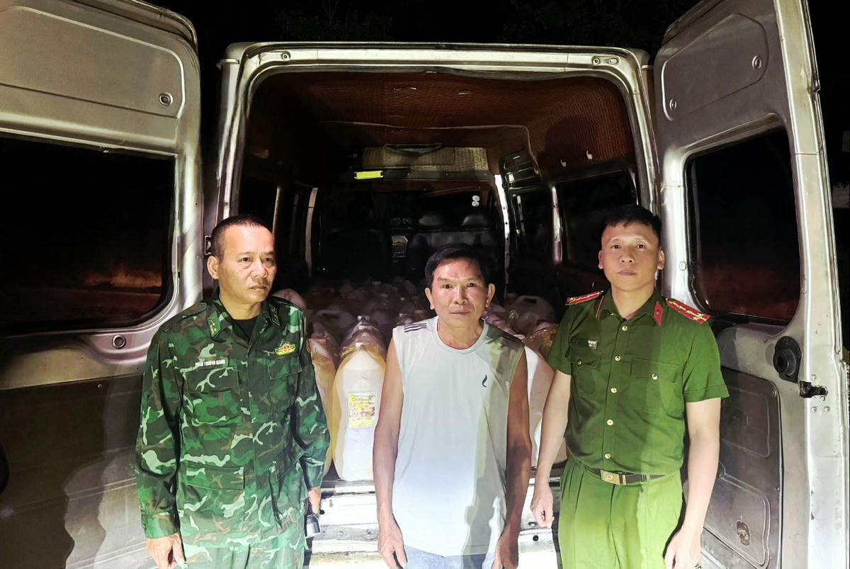 Tài xế Nguyễn Thanh Lương bị bắt quả tang khi đang vận chuyển xăng dầu qua biên giới. Ảnh: CAQT