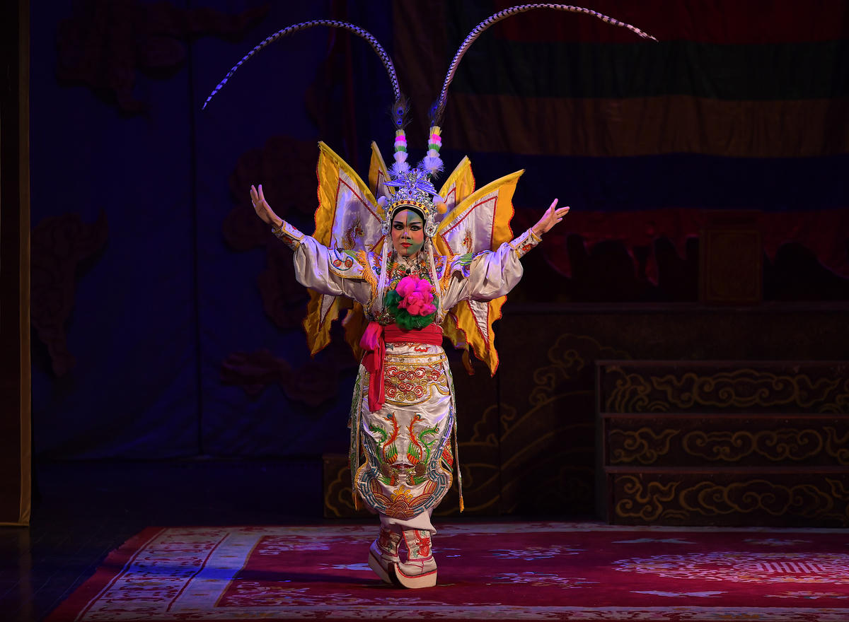 Hình tượng nữ tướng Đào Tam Xuân trong giáp trụ uy nghi, đại diện cho khí phách của người phụ nữ trên sân khấu tuồng. 