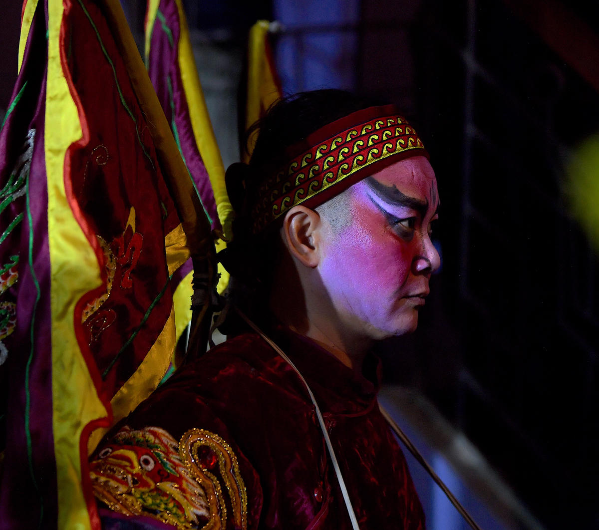 Quá trình chuẩn bị phía sau cánh gà luôn đòi hỏi sự tập trung cao độ. 